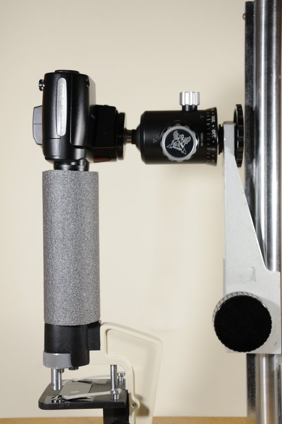 Nikon Coolpix 4500 an einem Stativ eines alten Vergräßerungsapparates