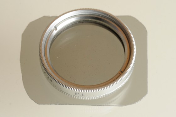 zwei Polarisationsfilter mit gleicher Gitterorientierung.