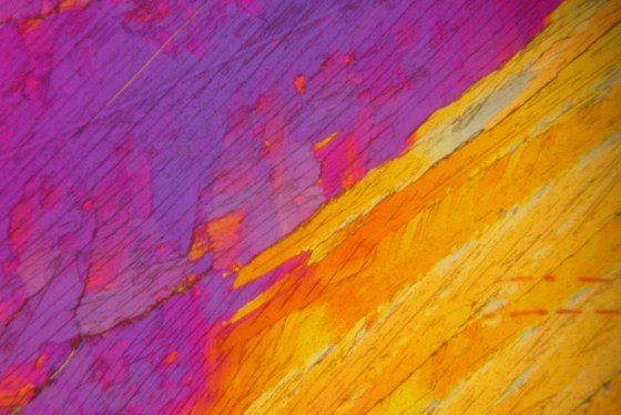 Adipinsäure, fotografiert mit Schaumstoffschlauch, unbearbeitet