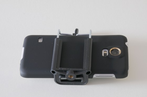 Samsung Galaxy S5 mit Halterung zusammengebaut.
