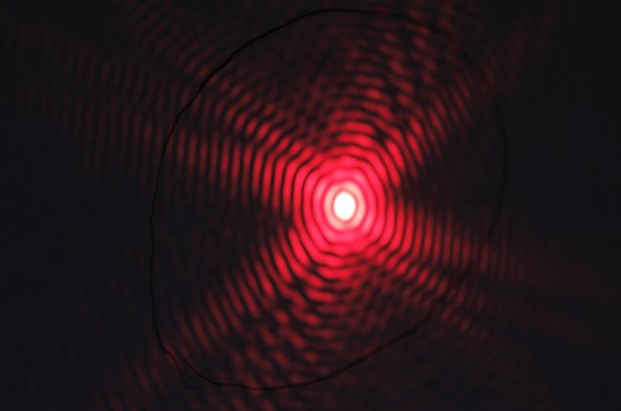 Beugungsbild eines roten Laserpointers. 